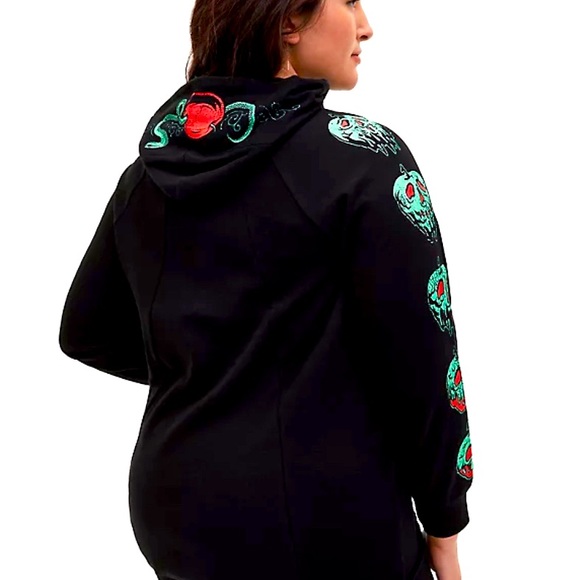 torrid Tops - DISNEY SNOW WHITE AND THE SEVEN DWARFS EVIL QUEEN POISON APPLE BLACK HOODIE